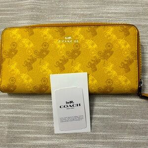 NWT Authentic Coach Zip Wallet